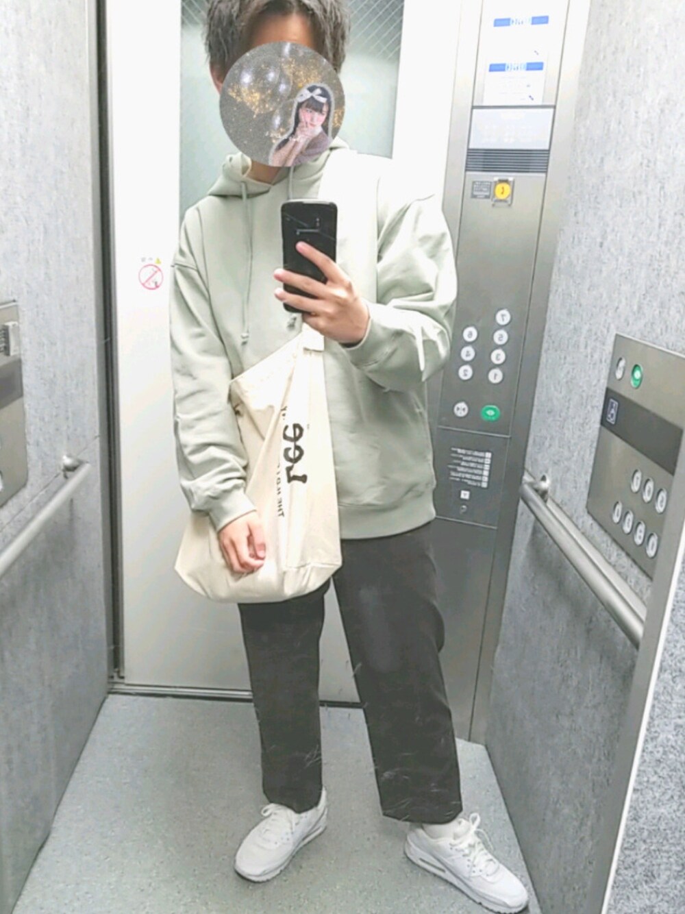 「おしゃれさんと繋がりたい、パーカー、トートバッグ、スニーカー、ナイキ、LEE、低身長、ぽっちゃり、秋コーデ、プチプラ」｜「NIKEのAIR MAX 90 LTR CZ5594-100（スニーカー、ホワイト系）」を使った、ぽぽさん（メンズ・170cm）の秋コーディネートの1枚目の写真