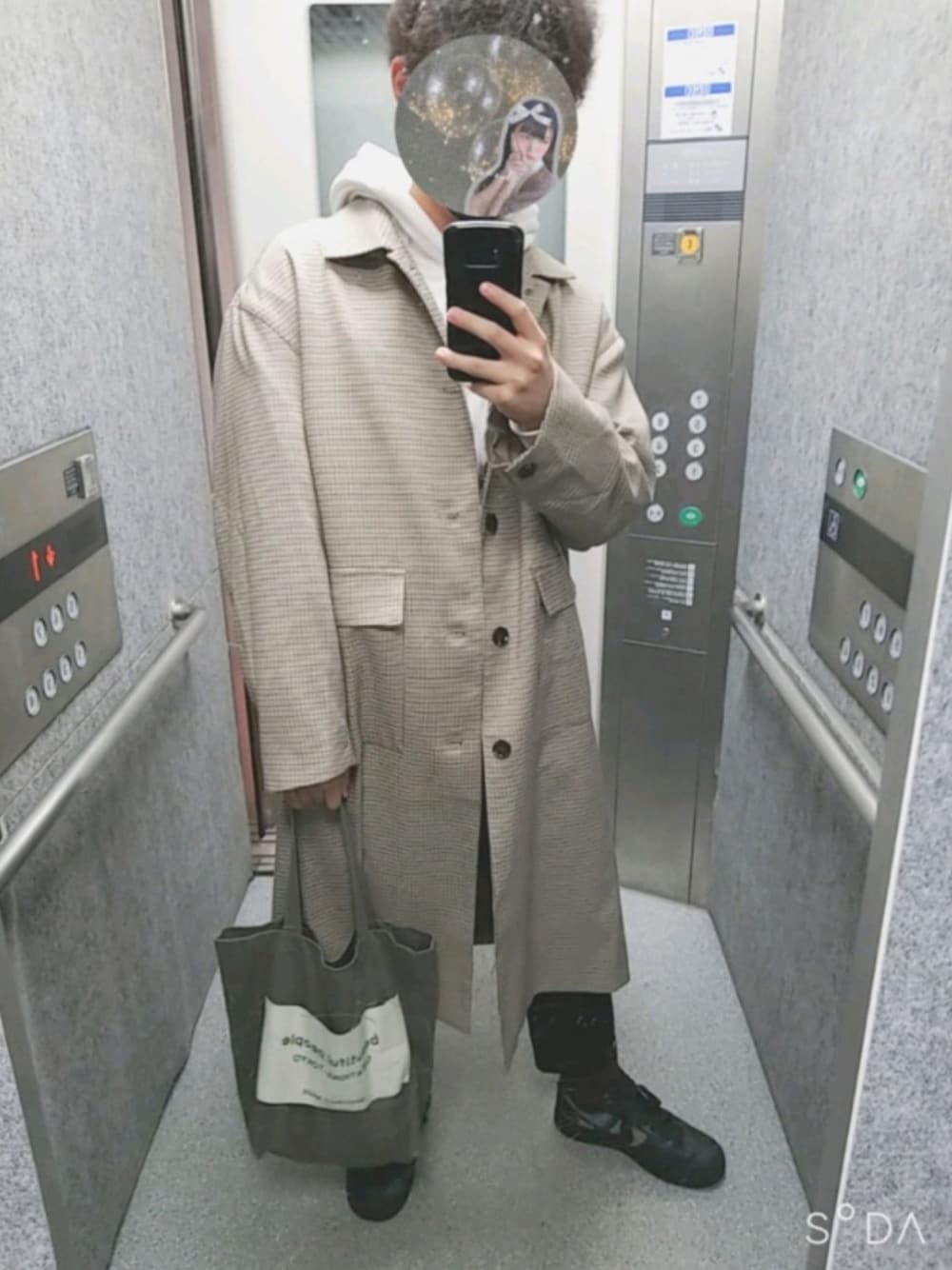 「低身長、コート、冬コーデ、パーカー、ナイキ、スニーカー、秋コーデ、Junred、おしゃれさんと繋がりたい」｜「JUNREDの【ワンランク上のトレンドシルエット】ルーズシルエット ステンカラーコート（ステンカラーコート、ベージュ系）」を使った、ぽぽさん（メンズ・170cm）の秋コーディネートの1枚目の写真