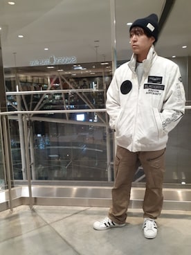 「AVIREX（アヴィレックス）のアイテム（ニットキャップ/ビーニー）」を使った、TAKEさん（メンズ・170cm）の冬コーディネート