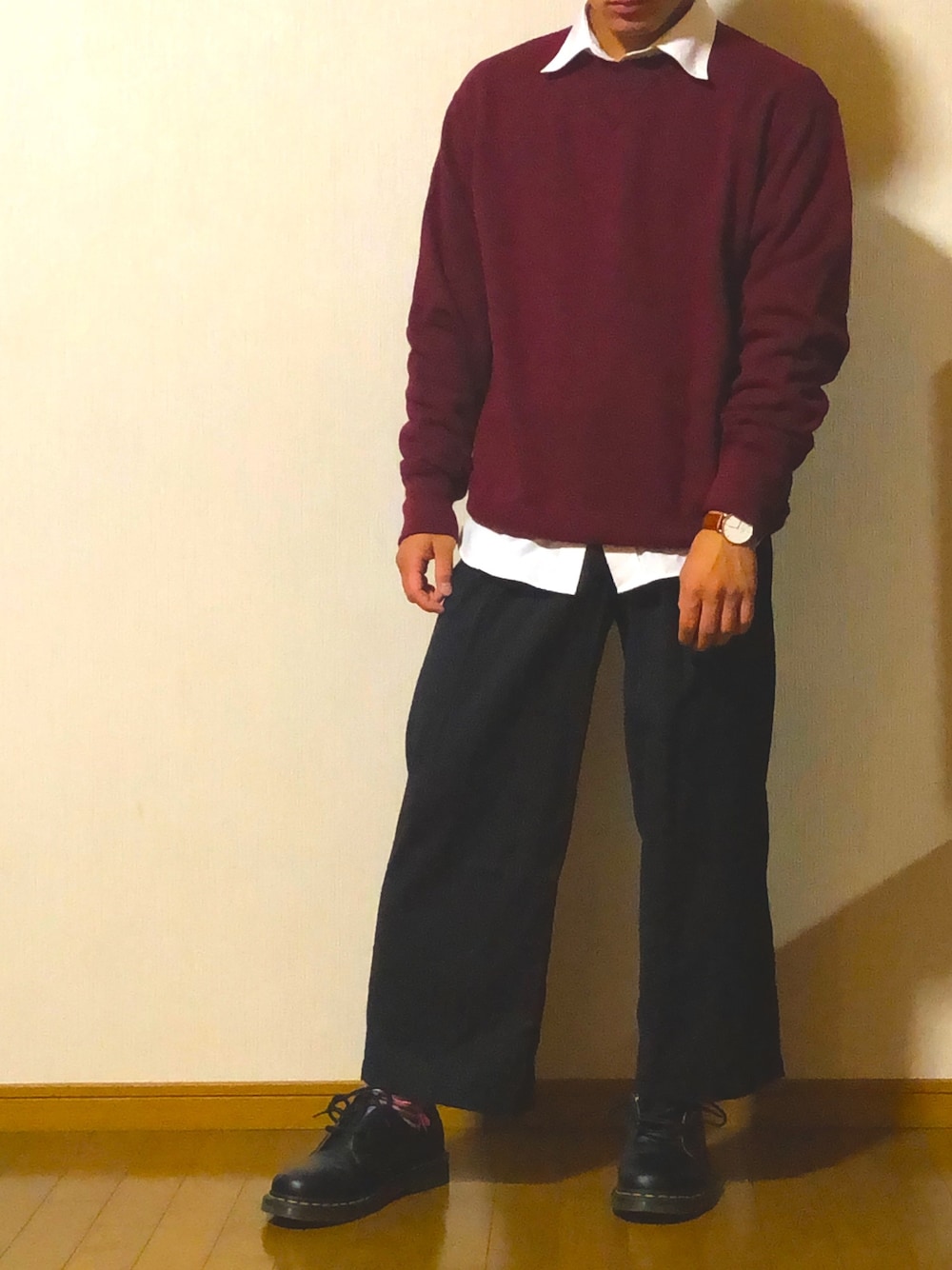 レッド系のスウェット、ホワイト系のシャツ/ブラウス、ブラック系のその他パンツを着用したメンズの秋コーディネートの1枚目の写真