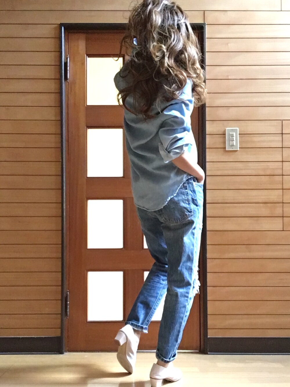 「ドラフトリーバイス、春、カジュアル、デニデニ、クラッシュデニム、デニムシャツ、ootd、シンプル」｜「Frank&Eileenの 【Frank & Eileen/フランク＆アイリーン】EILEEN STONEWASHED INDIGO＃（シャツ/ブラウス、ブルー系）」を使った、N.aiさん（レディース・155cm）の冬コーディネートの1枚目の写真