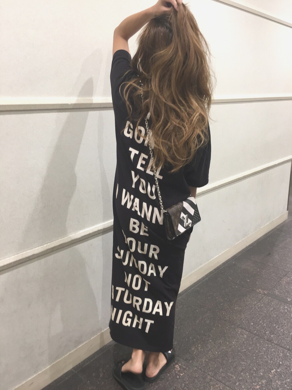 「カジュアル、シンプル、雨の日コーデ、casual、バックプリント、バックロゴ、ワンピース、ロングワンピース、ブラック」｜「MOUSSYのI'LL LET'S OPJ（ワンピース、ブラック系）」を使った、N.aiさん（レディース・155cm）の夏コーディネートの1枚目の写真