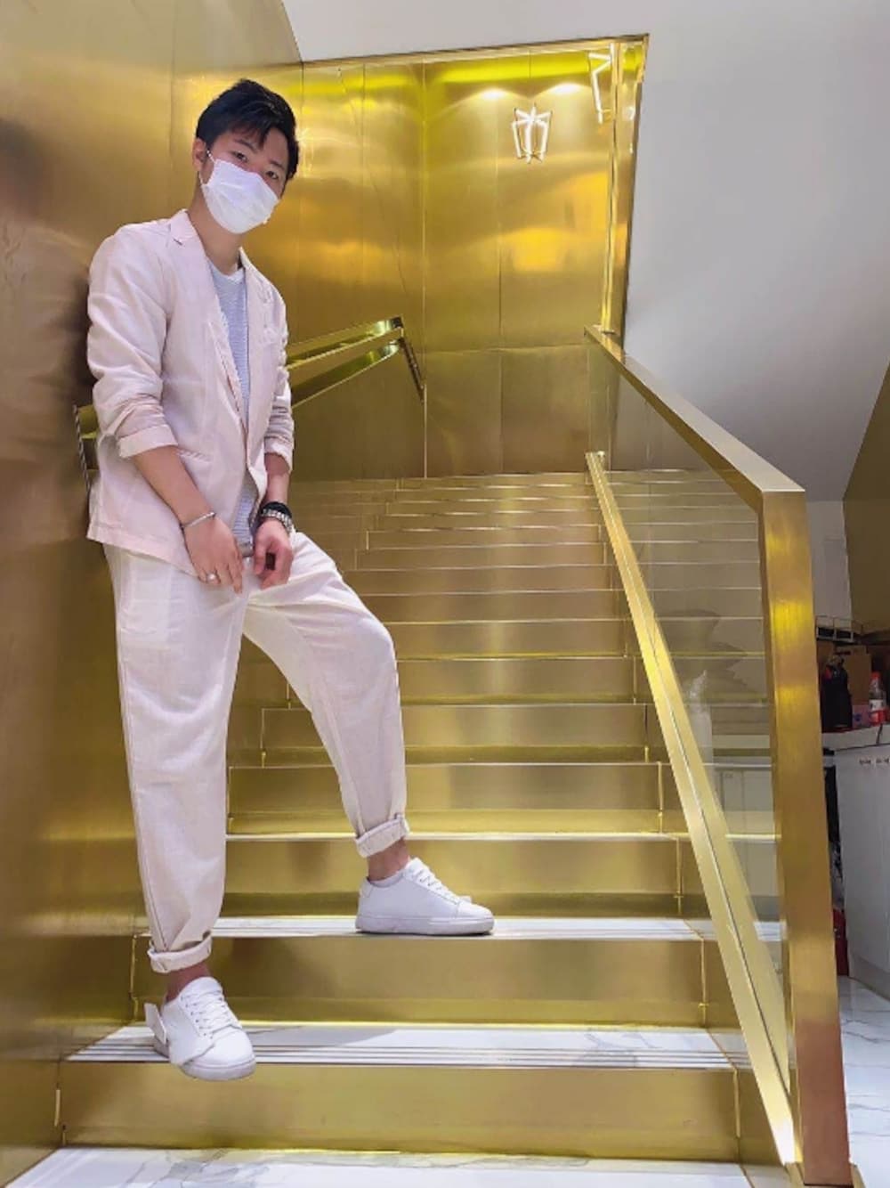 「上海、新天地」｜「ZARAのアイテム（テーラードジャケット、ベージュ系）」を使った、daniel2915さん（メンズ・172cm）の春コーディネートの1枚目の写真