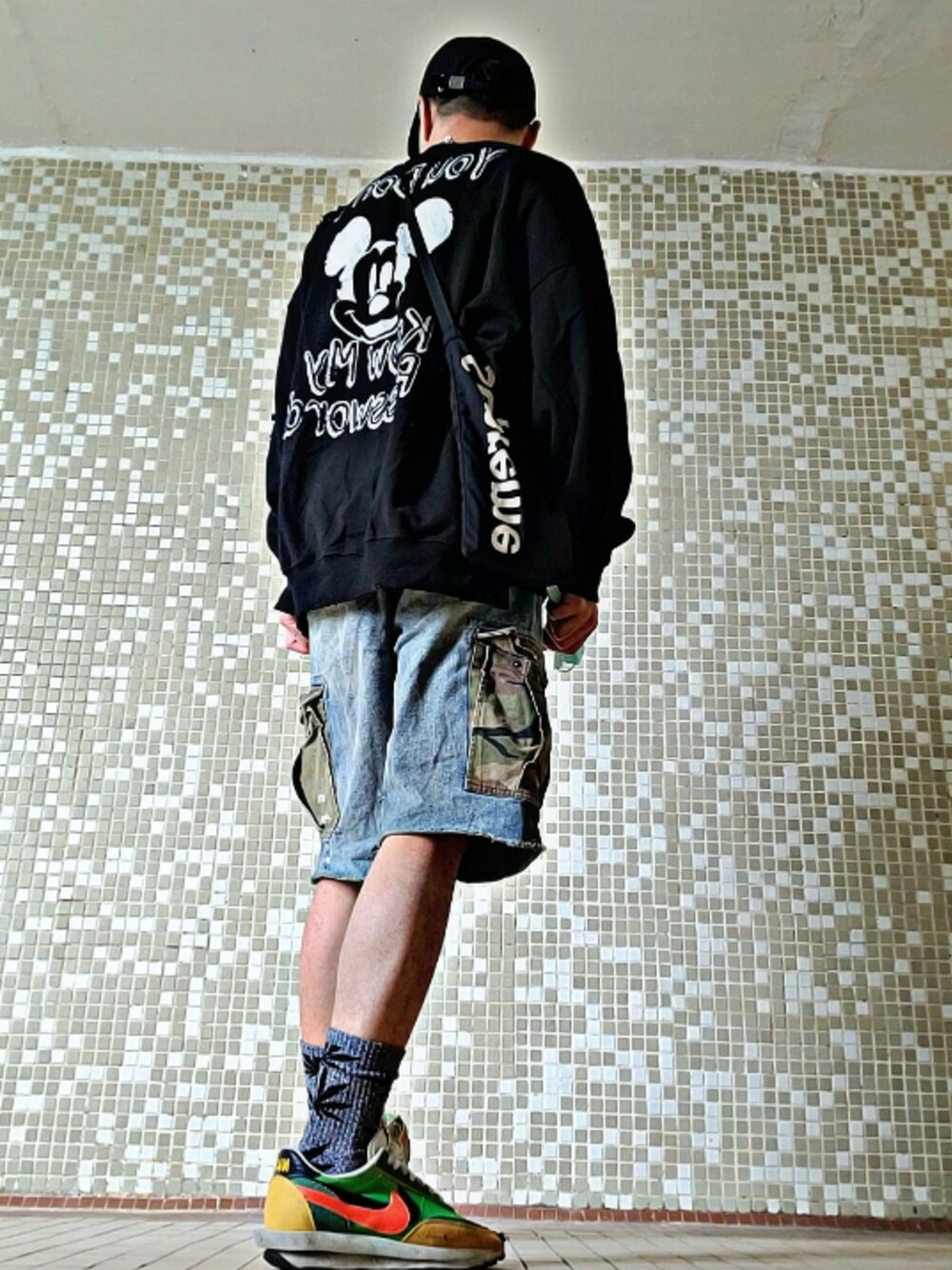 「Supreme のアイテム（ショルダーバッグ、ブラック系）」を使った、daniel2915さん（メンズ・174cm）の秋コーディネートの1枚目の写真