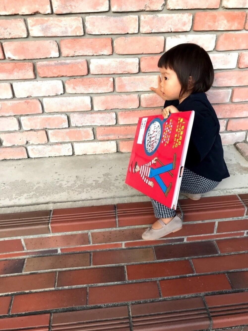 ブルー系のシャツ/ブラウス、ブラック系のその他パンツ、グレー系のバレエシューズを着用したキッズの冬コーディネートの1枚目の写真