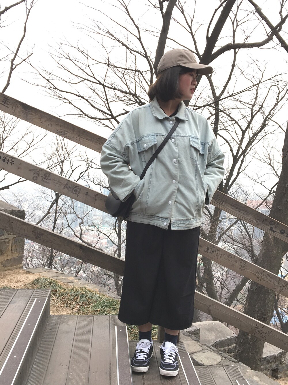 「korea、New Balance、首爾南山塔、春コーデ」｜「Lulusのアイテム（デニムジャケット、ブルー系）」を使った、梁婧盈さん（レディース・159cm）の春コーディネートの1枚目の写真