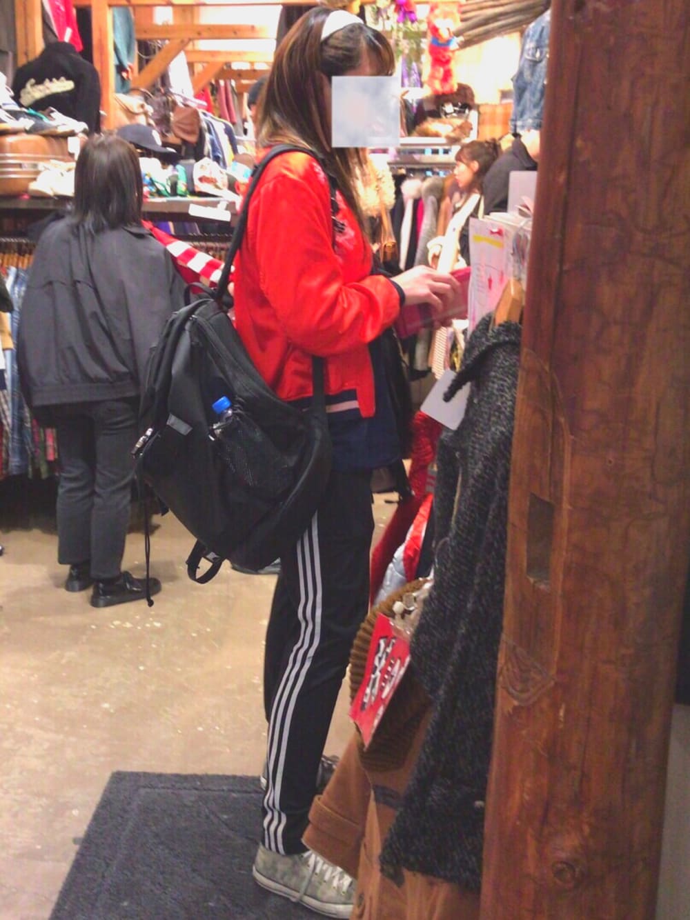 「下北沢、高校生、adidas、H&M、XLARGE」｜「adidasのメンズ アディダス ジャージパンツ adidas OPEN HEM SST TRACK PANTS A97085 A97086（その他パンツ、ブラック系）」を使った、Michaelさん（レディース・168cm）の冬コーディネートの1枚目の写真