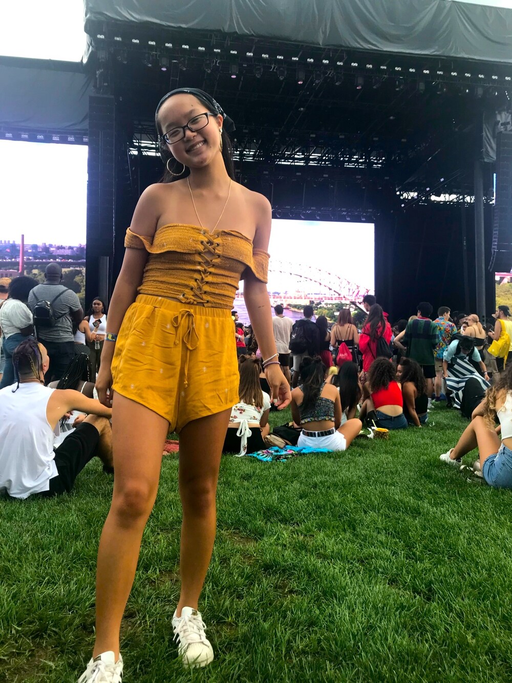 「Music Festival、day1」｜「Pacsunのアイテム（パンツ、イエロー系）」を使った、Kim Hoangさん（レディース・153cm）の夏コーディネートの1枚目の写真