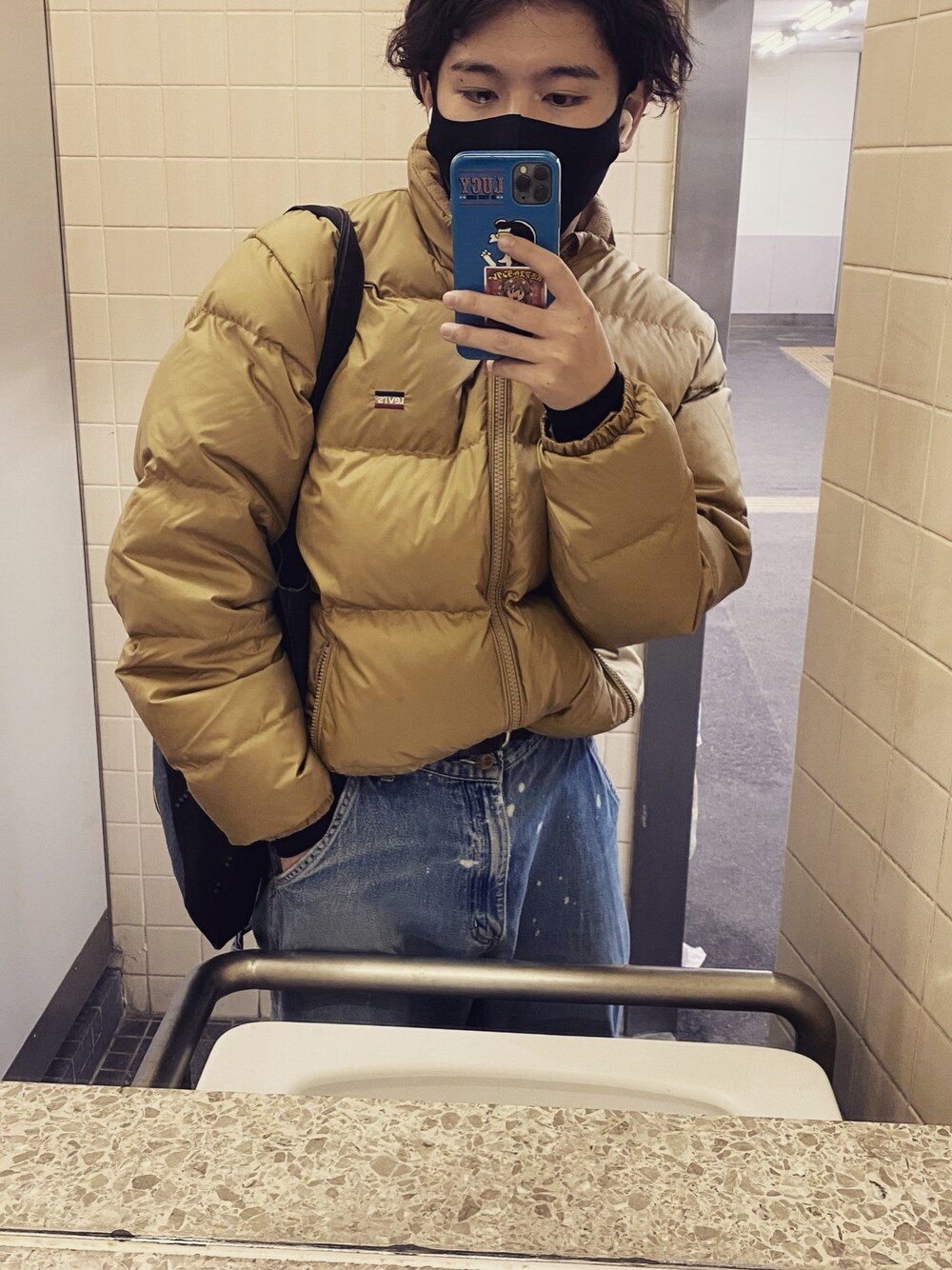 「今日のコーデ、オトナカジュアル、ビッグシルエット、ワイドパンツ、スニーカー、おしゃれさんと繋がりたい、シンプル、カジュアル、カジュアルコーデ」｜「Levi'sのアイテム（ダウンジャケット/コート、ベージュ系）」を使った、psykoさん（メンズ・168cm）の冬コーディネートの1枚目の写真