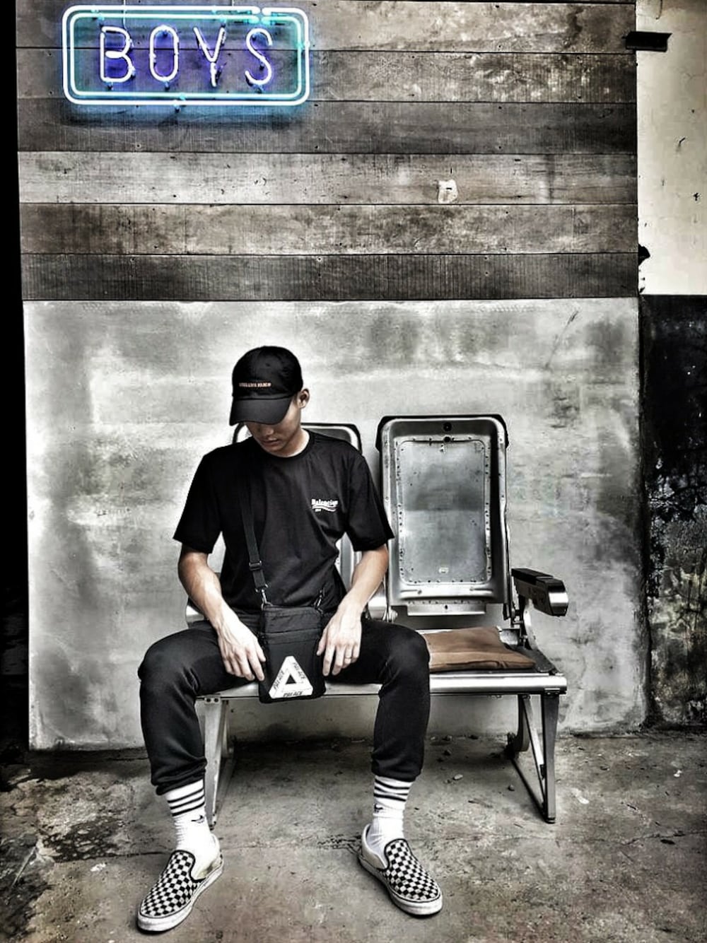 「BALENCIAGA、palace、adidas originals、VANS」｜「BALENCIAGAのアイテム（Tシャツ/カットソー、ブラック系）」を使った、Wang  Rogerさん（メンズ・178cm）の秋コーディネートの1枚目の写真
