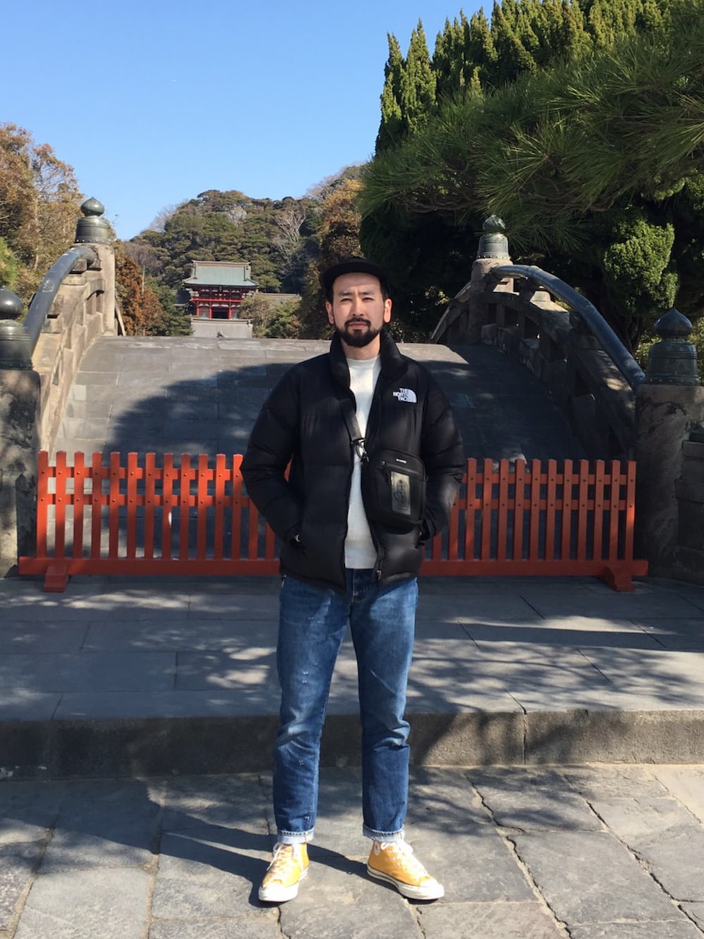 ブラック系のダウンジャケット/コート、ホワイト系のスウェット、ブルー系のデニムパンツを着用したメンズの冬コーディネートの1枚目の写真