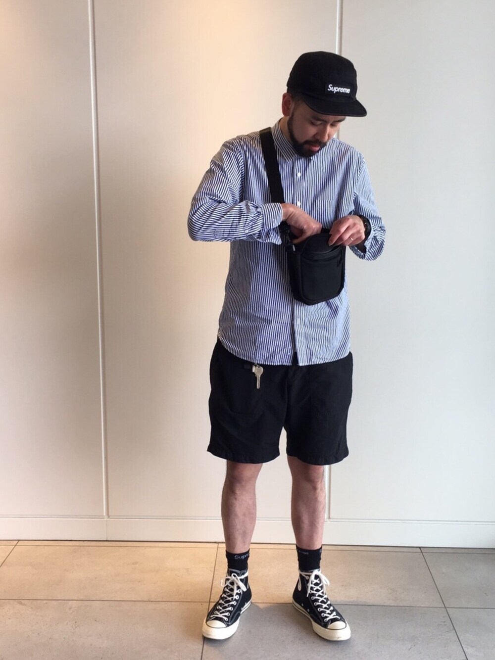 「大人カジュアル、ラフ、シャツスタイル、ハーフパンツ、supreme、無印良品、ユニクロ、コンバース、ct70」｜「Supreme のアイテム（キャップ、ブラック系）」を使った、takumicさん（メンズ・182cm）の夏コーディネートの1枚目の写真