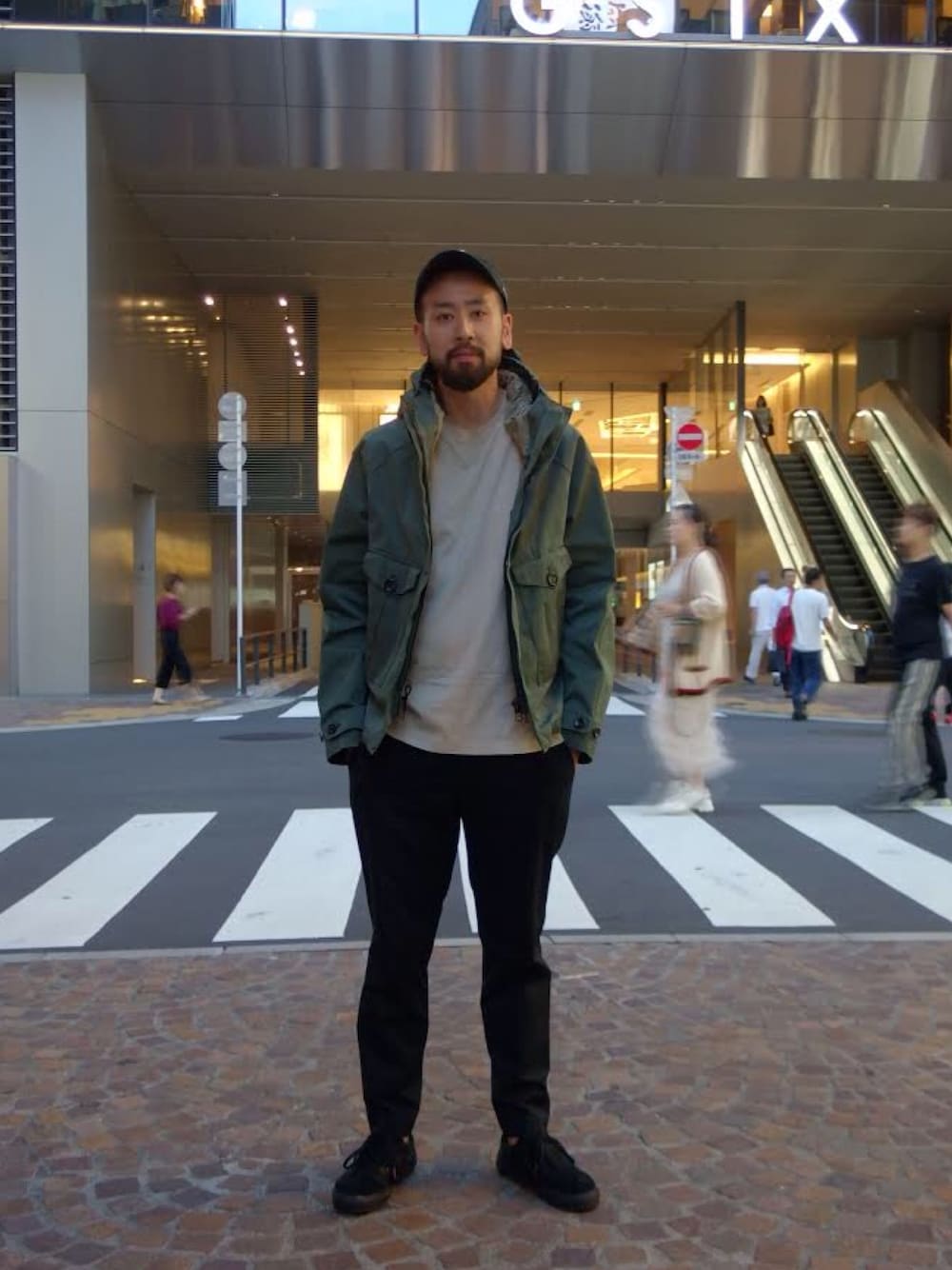 「シンプルコーデ、大人カジュアル、スニーカー、ミリタリージャケット、ミリタリー、ten-c、ループウィラー、VANS、秋のコーデ、ベージュ」｜「Ten-Cのアイテム（ミリタリージャケット、グリーン系）」を使った、takumicさん（メンズ・182cm）の秋コーディネートの1枚目の写真