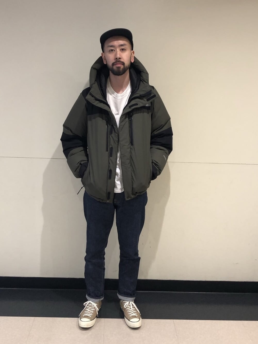「年末WEAR感謝祭、冬のコーデ、大人カジュアル、デニム、ザノースフェイス、THE NORTH FACE、バルトロライトジャケット、supreme、ストリート、コンバース」｜「THE NORTH FACEのTHENORTHFACE/ザ・ノースフェイス/Baltro Light Jacket（ダウンジャケット/コート、グリーン系）」を使った、takumicさん（メンズ・182cm）の冬コーディネートの1枚目の写真