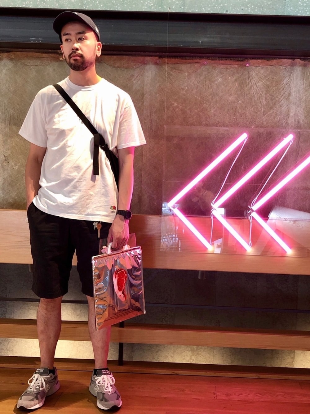 「シンプルスタイル、夏だ！Tシャツ着よう！、大人カジュアル、カジュアルコーデ、タンパンスタイル、グラミチ、フルーツオブザルーム、ニューバランス、スニーカー」｜「FRUIT OF THE LOOMのアイテム（Tシャツ/カットソー、ホワイト系）」を使った、takumicさん（メンズ・182cm）の夏コーディネートの1枚目の写真