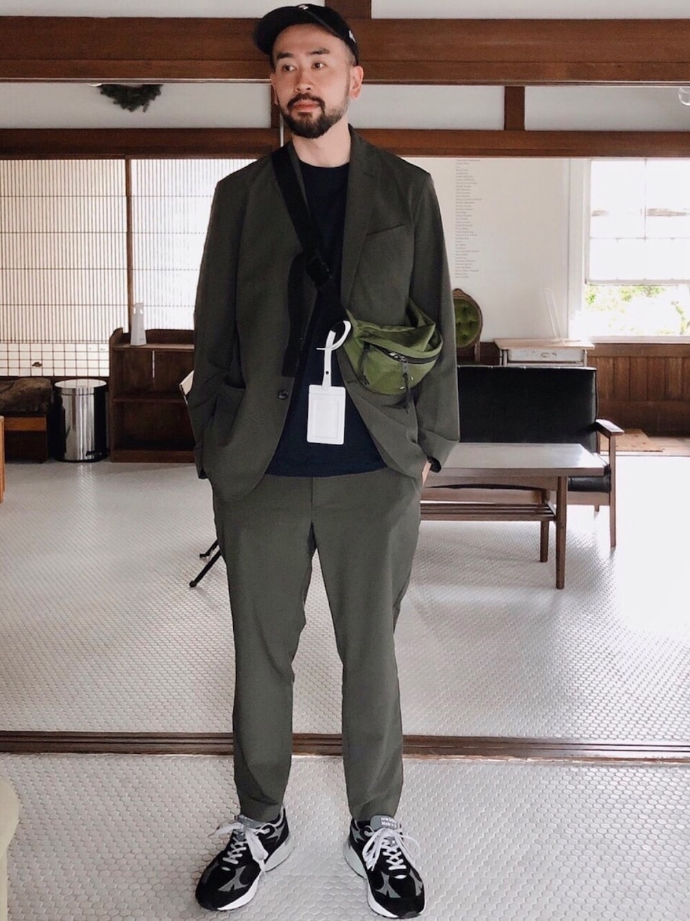 「セットアップ、スニーカーコーデ、シンプル、ootd、大人カジュアル、キャップ、ニューバランス、GU、ラブアンドピース2020」｜「GUのアイテム（セットアップ、グリーン系）」を使った、takumicさん（メンズ・182cm）の秋コーディネートの1枚目の写真