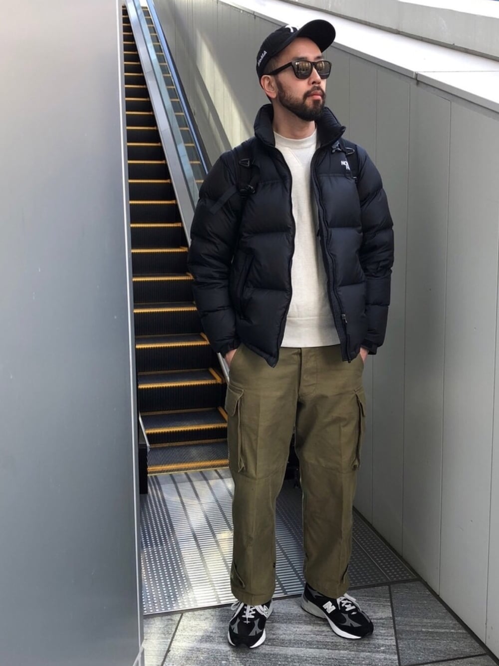 「シンプル、オトナカジュアル、ストリートコーデ、スウェット、ミリタリー、古着MIX、THE NORTH FACE、New Balance、カーゴパンツ、サングラス」｜「THE NORTH FACEのザ・ノース・フェイス メンズダウンジャケット / ヌプシジャケット（ダウンジャケット/コート、ブラック系）」を使った、takumicさん（メンズ・182cm）の冬コーディネートの1枚目の写真