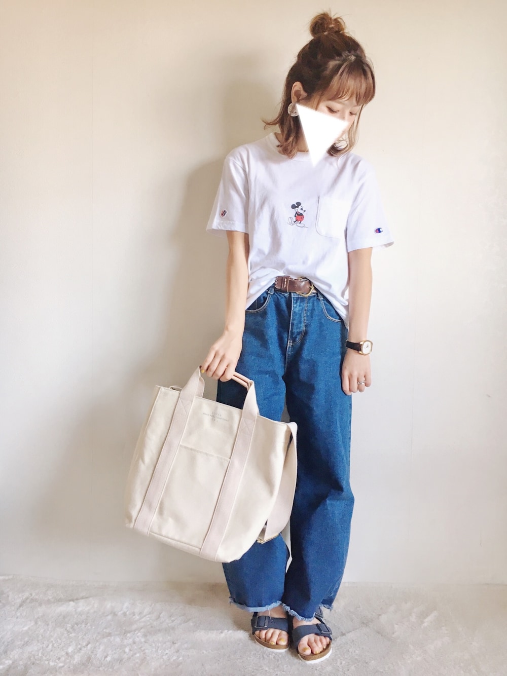 ホワイト系のTシャツ/カットソー、ブルー系のデニムパンツ、ホワイト系のトートバッグを着用したレディースの夏コーディネートの1枚目の写真