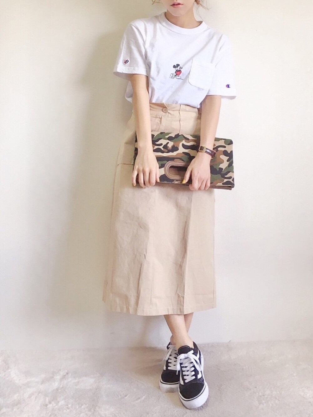 「カモフラ、シンプルコーデ、カジュアル、大人カジュアル、Tシャツ、オトナカジュアル、夏、VANS、ミッキー、クラッチバッグ」｜「VANSの＜VANS（バンズ）＞OLD SKOOL オールドスクールスニーカー（スニーカー、ブラック系）」を使った、yumi.さん（レディース・151cm）の夏コーディネートの1枚目の写真