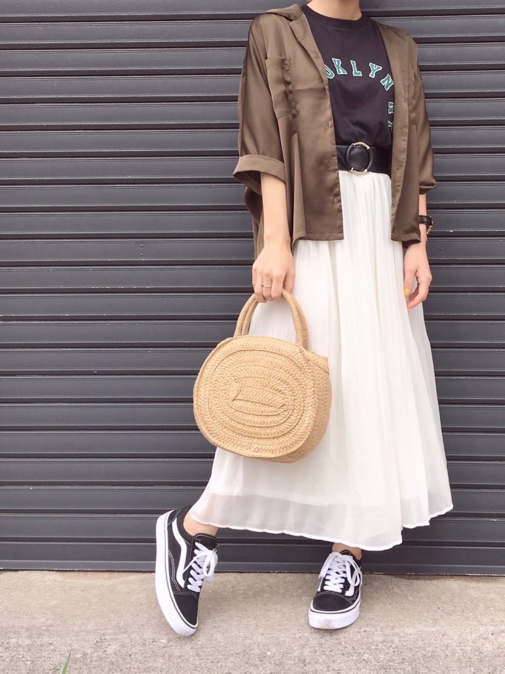「夏コーデ、オトナカジュアル、ゆるコーデ、パラッツォパンツ、ジーユー、GU、シャツスタイル、スニーカー、VANS、かごバッグ」｜「Ray BEAMSのRay BEAMS / ラウンド カゴバッグ（かごバッグ、ホワイト系）」を使った、yumi.さん（レディース・151cm）の夏コーディネートの1枚目の写真