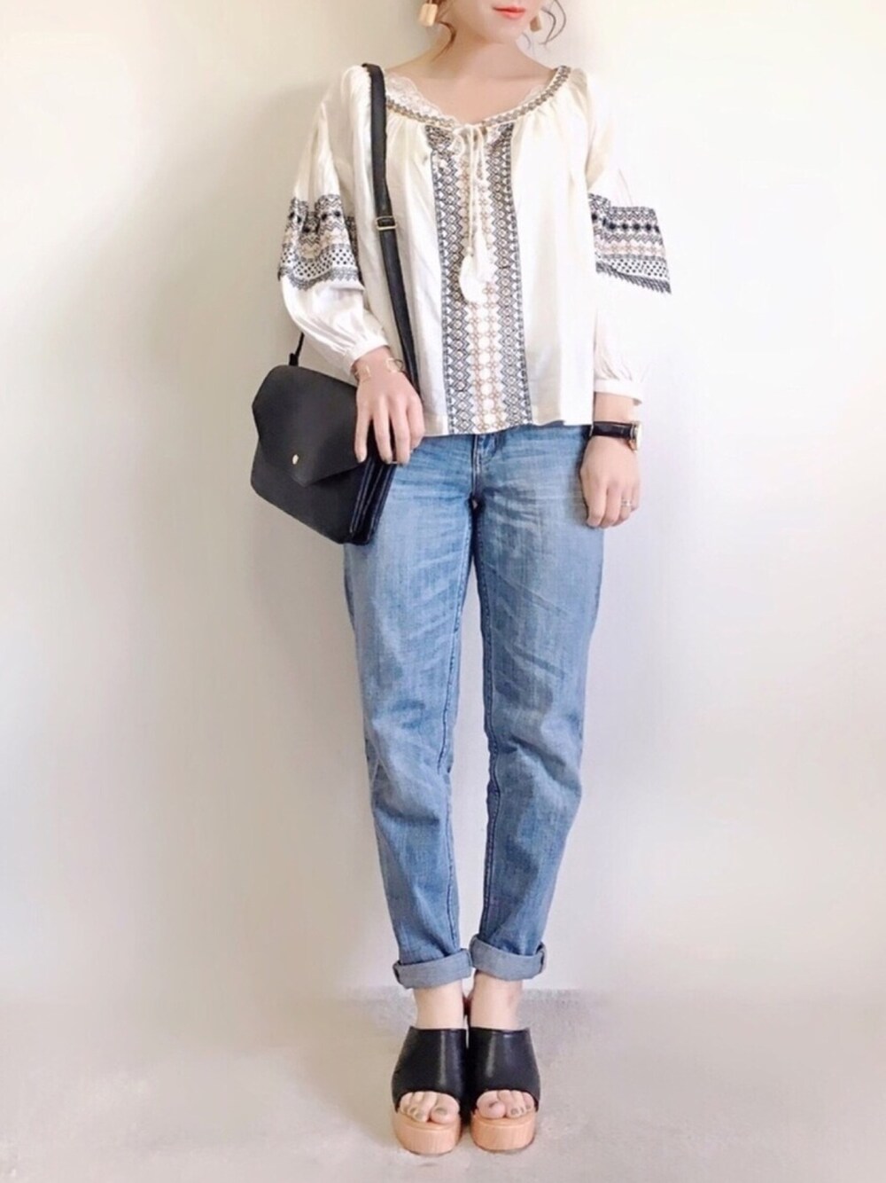 ホワイト系のシャツ/ブラウス、ブルー系のデニムパンツ、ブラック系のサンダルを着用したレディースの春コーディネートの1枚目の写真