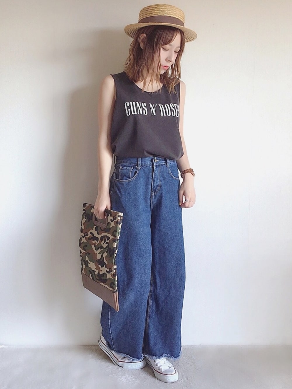 「カジュアル、fashion、パンツスタイル、ワイドパンツ、タンクトップ、ロゴ、カモフラ、カンカン帽、スニーカー、コンバース」｜「AZUL by moussyのGUNSロゴノースリPO（Tシャツ/カットソー、ブラック系）」を使った、yumi.さん（レディース・151cm）の夏コーディネートの1枚目の写真