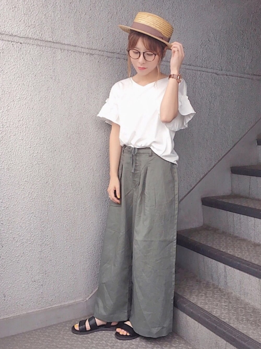「summer、シンプル、ゆるコーデ、カジュアル、プチプラ、雨の日コーデ、白Tシャツ、フリル、カーキ、ワイドパンツ」｜「WEGOのWEGO/2WAYドルマンフリルカットソー（Tシャツ/カットソー、ホワイト系）」を使った、yumi.さん（レディース・151cm）の夏コーディネートの1枚目の写真