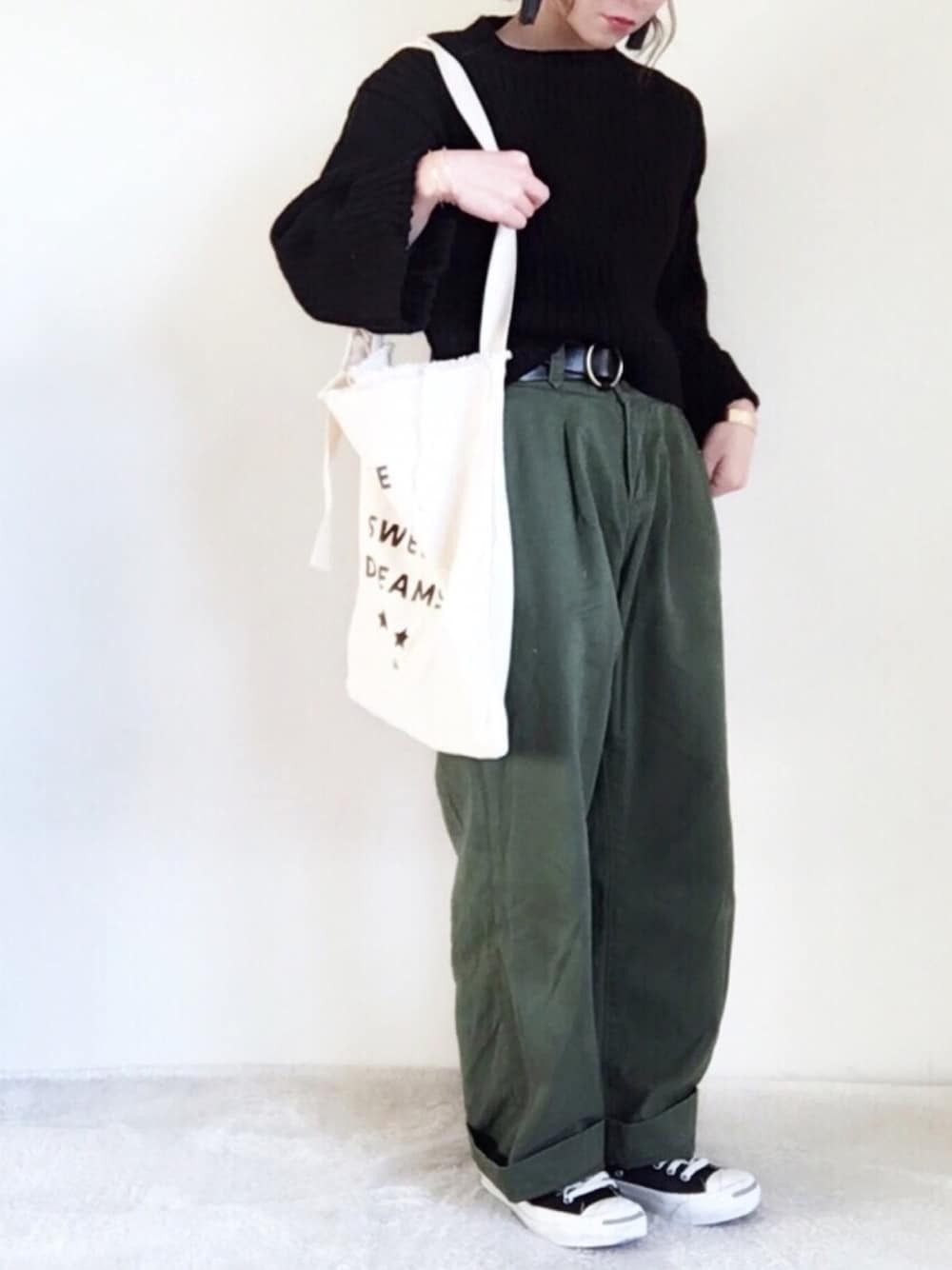 「outfit、カジュアル、オトナカジュアル、黒、大人カジュアル、スニーカー、スニーカーコーデ、コンバース、ベレー帽、カーキ」｜「coca（coca）のワイドスリーブショート丈ニットトップス（ニット/セーター、ブラック系）」を使った、yumi.さん（レディース・151cm）の冬コーディネートの1枚目の写真
