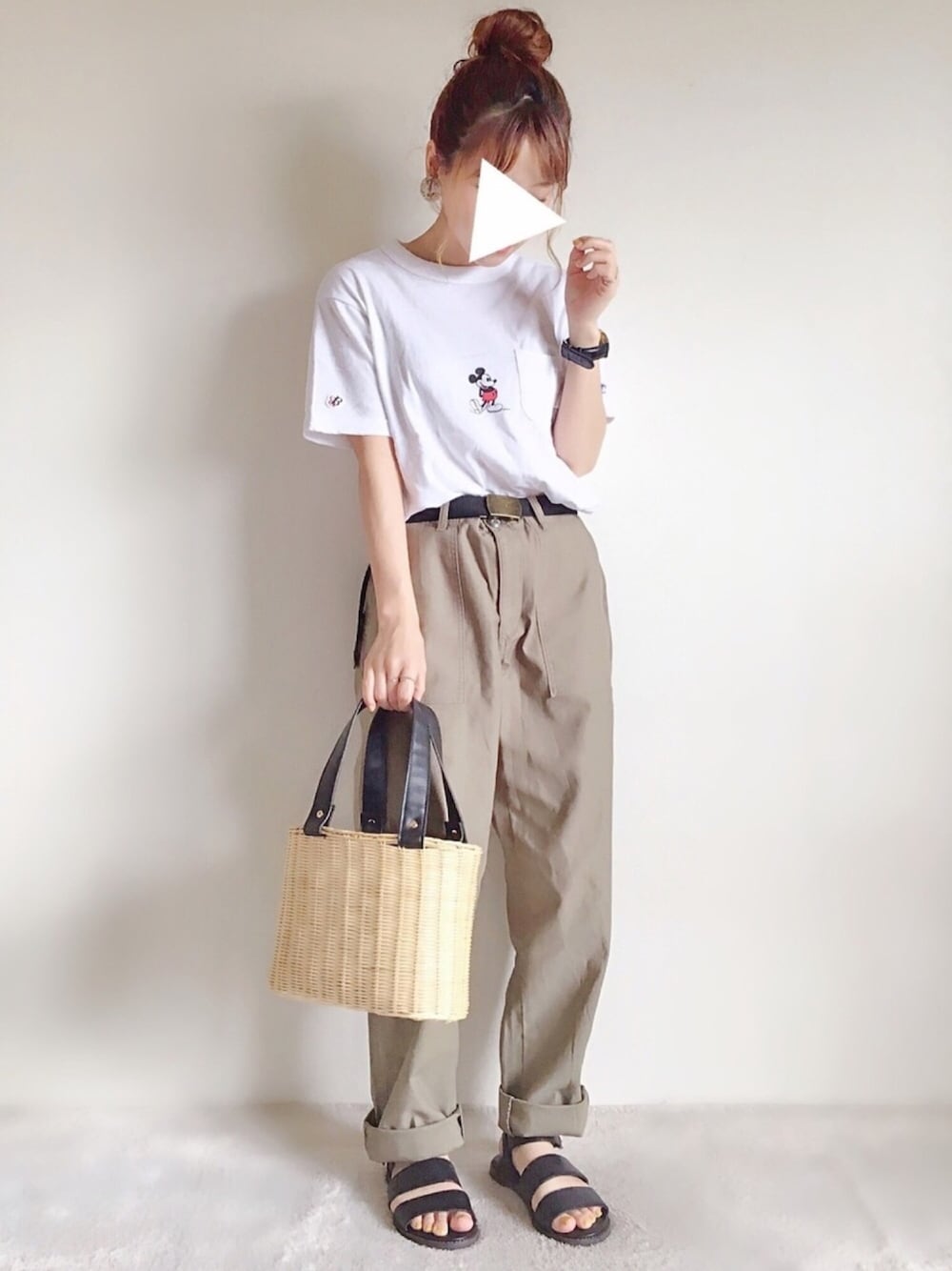 「カジュアル、夏、おだんごヘアー、ミッキー、チャンピオン、白Tシャツ、カーキパンツ、サンダル、カジュアルコーデ、ガチャベルト」｜「ChampionのChampion×BEAMS BOY / 別注 ミニ ミッキーマウス ポケットTシャツ Disney（ディズニー）（Tシャツ/カットソー、ホワイト系）」を使った、yumi.さん（レディース・151cm）の夏コーディネートの1枚目の写真