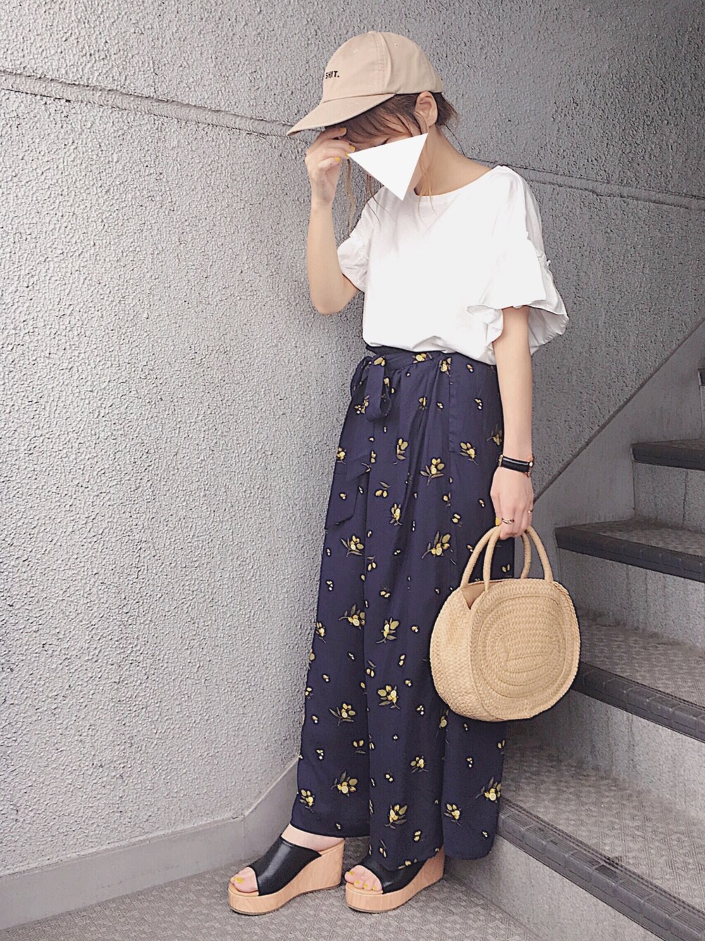 ホワイト系のTシャツ/カットソー、ブルー系のその他パンツ、ホワイト系のかごバッグを着用したレディースの夏コーディネートの1枚目の写真