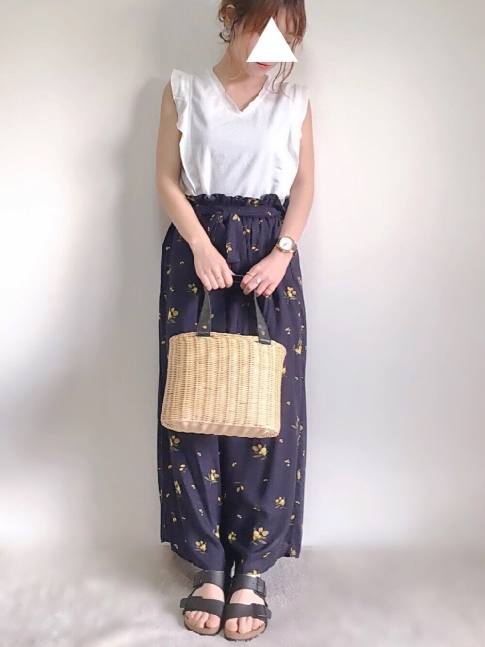 「夏、シンプル、大人カジュアル、レモン柄、ワイドパンツ、夏コーデ、ネイビー、イエロー、サンダル、ビルケンシュトック」｜「JEANASISのラッフルNS/763266（Tシャツ/カットソー、ホワイト系）」を使った、yumi.さん（レディース・151cm）の夏コーディネートの1枚目の写真
