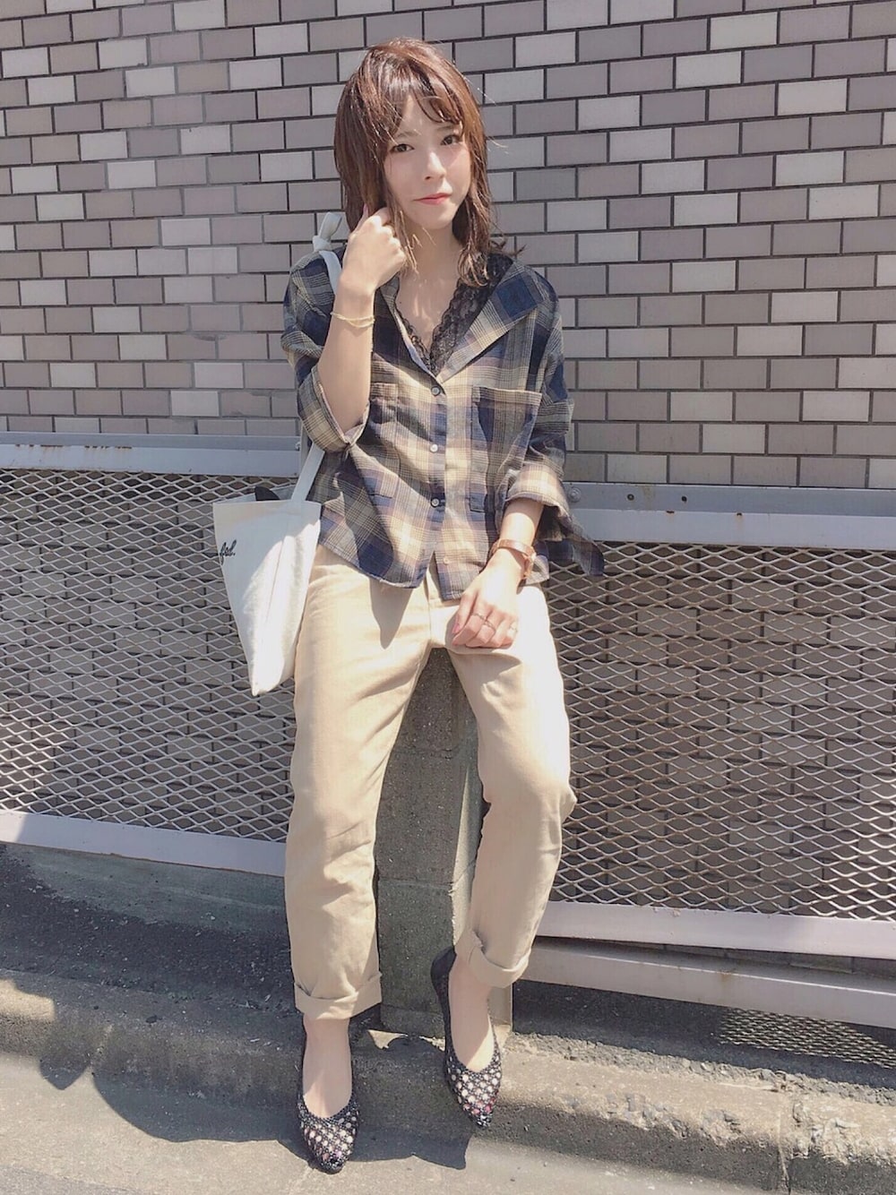 「大人カジュアル、ラフ、黒、パンプス、テーパードパンツ、チェックシャツ、秋のコーデ、秋、カジュアル、大人コーデ」｜「Chicoのチェック柄ノーカラー短丈シャツ（シャツ/ブラウス、ブルー系）」を使った、yumi.さん（レディース・151cm）の夏コーディネートの1枚目の写真