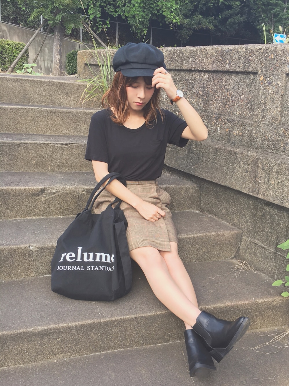 「大人カジュアル、シンプルコーデ、秋服、キャスケット、スカート、チェック、黒、ブーツ、サイドゴアブーツ、秋コーデ」｜「WEGOのWEGO/レトロチェックヘムラップタイトミニスカート（スカート、ブラウン系）」を使った、yumi.さん（レディース・151cm）の秋コーディネートの1枚目の写真