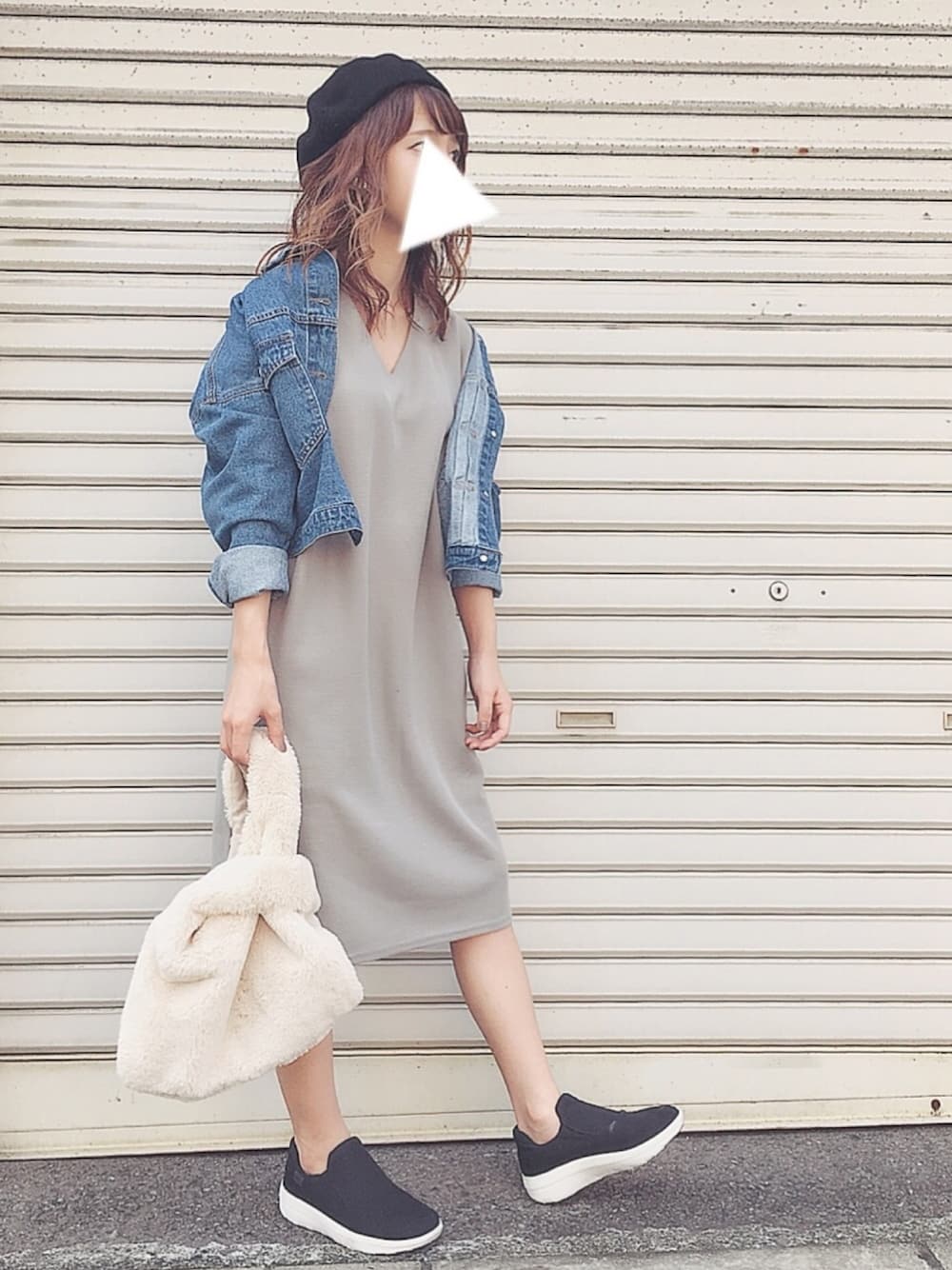 「休日スタイル、秋色、ワンピース、スニーカー、ベレー帽、ファー小物、ファーバッグ、カジュアルコーデ、ootd、低身長」｜「GRLのゆるデニムGジャン（デニムジャケット、ブルー系）」を使った、yumi.さん（レディース・151cm）の秋コーディネートの1枚目の写真