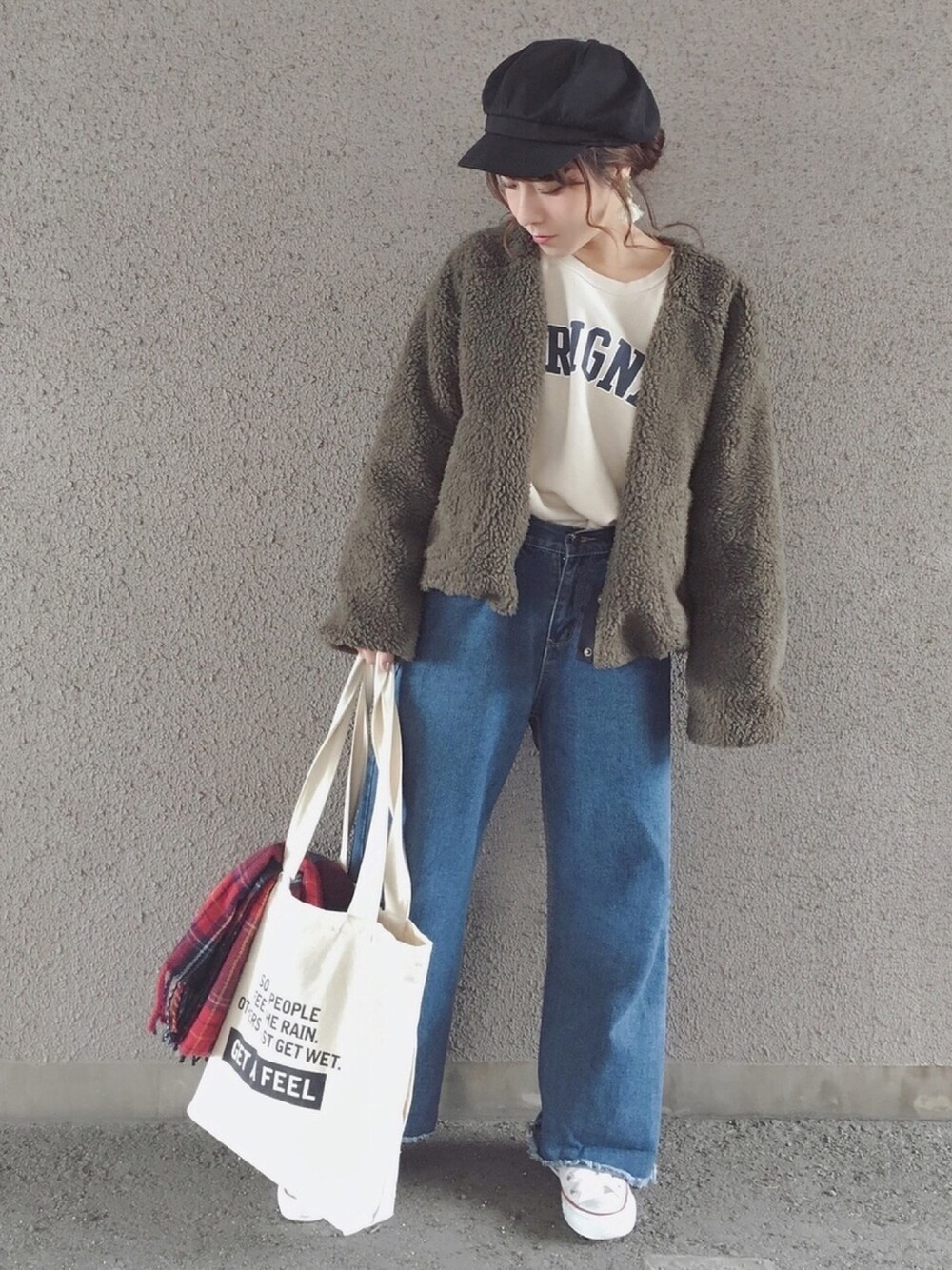 「大人カジュアル、ボア、ブルゾン、ワイドパンツ、キャスケット、トートバッグ、マフラー、converse、スウェット、ラクチンコーデ」｜「recaのバイカラーボリュームショート丈ふわもこボアVネックブルゾン（ブルゾン、グリーン系）」を使った、yumi.さん（レディース・151cm）の冬コーディネートの1枚目の写真