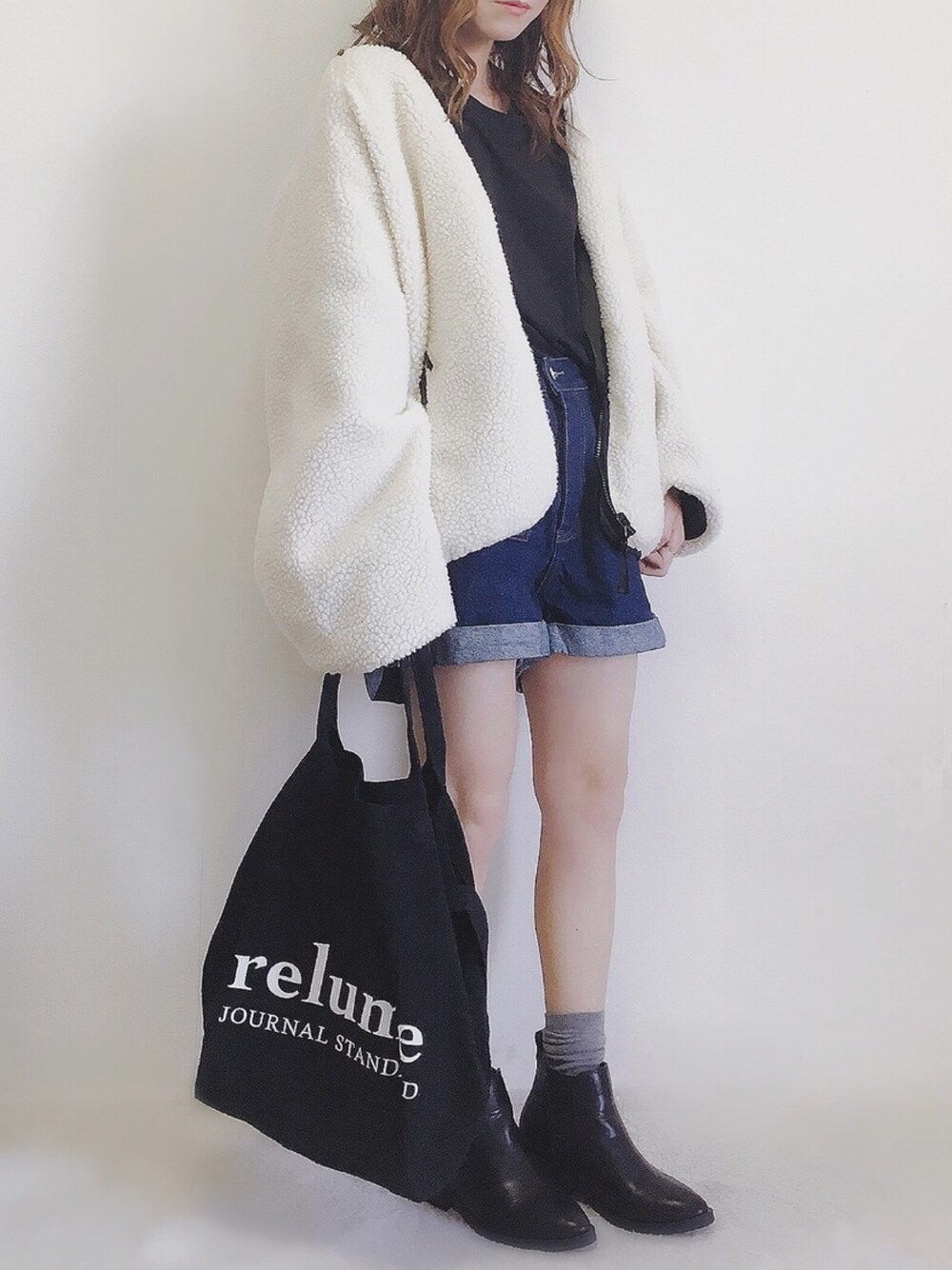 「カジュアルコーデ、デニム、ゆるコーデ、ショートパンツ、ブーツ、Kastane、リバーシブル、ボア、ブルゾン、シンプル」｜「Kastaneのリバーシブルボアブルゾン（ブルゾン、ホワイト系）」を使った、yumi.さん（レディース・151cm）の冬コーディネートの1枚目の写真