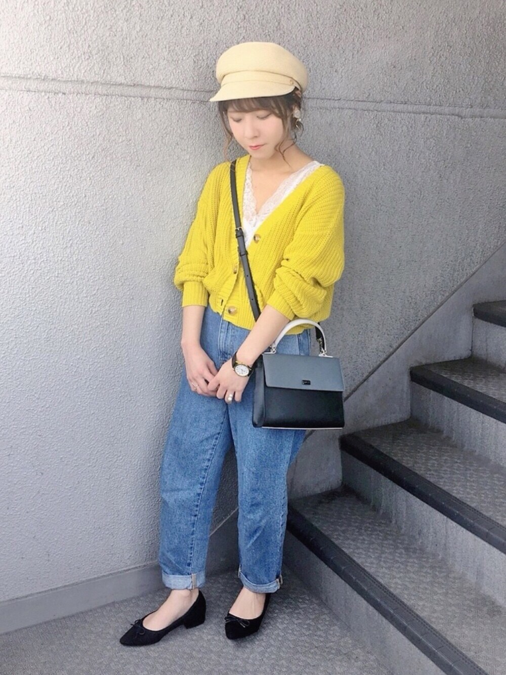 「オトナカジュアル、spring、デニムパンツ、キャスケット、ペーパーハット、シンプルコーデ、カーディガン、黄色、イエロー、春コーデ」｜「natural coutureのPP春色ざっくりカーデ前後2WAY（カーディガン/ボレロ、イエロー系）」を使った、yumi.さん（レディース・151cm）の春コーディネートの1枚目の写真