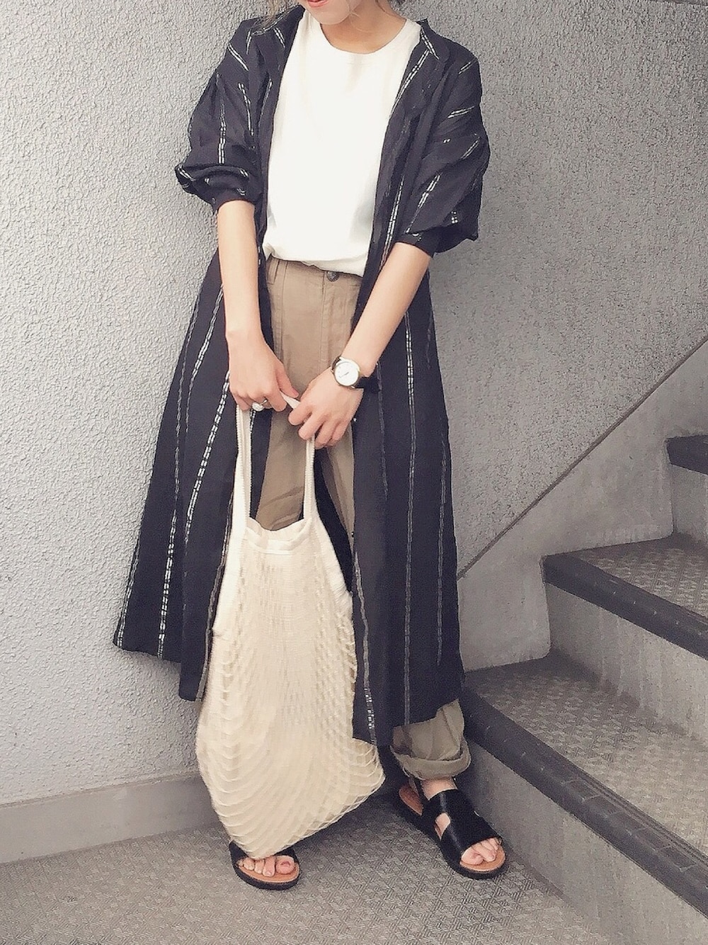 「シャツスタイル、ストライプ、ロング丈、白Tシャツ、チュール、サンダル、ネットバッグ、urban research sonny label、休日スタイル、春夏コーデ」｜「SENSE OF PLACE by URBAN RESEARCHのラメストライプガウン（その他アウター、ブラック系）」を使った、yumi.さん（レディース・151cm）の春コーディネートの1枚目の写真