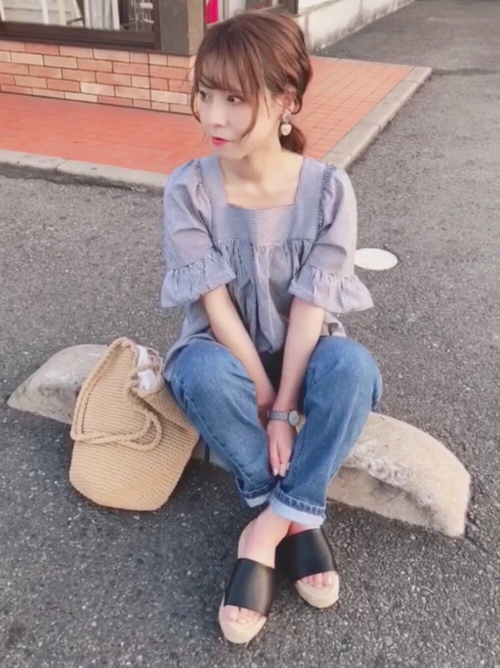 「夏、ラクチンコーデ、シンプル、シンプルコーデ、カジュアル、休日スタイル、大人カジュアル、ゆるコーデ、デニム、ギンガムチェック」｜「KastaneのニットショルダーBAG（ショルダーバッグ、ベージュ系）」を使った、yumi.さん（レディース・151cm）の夏コーディネートの1枚目の写真