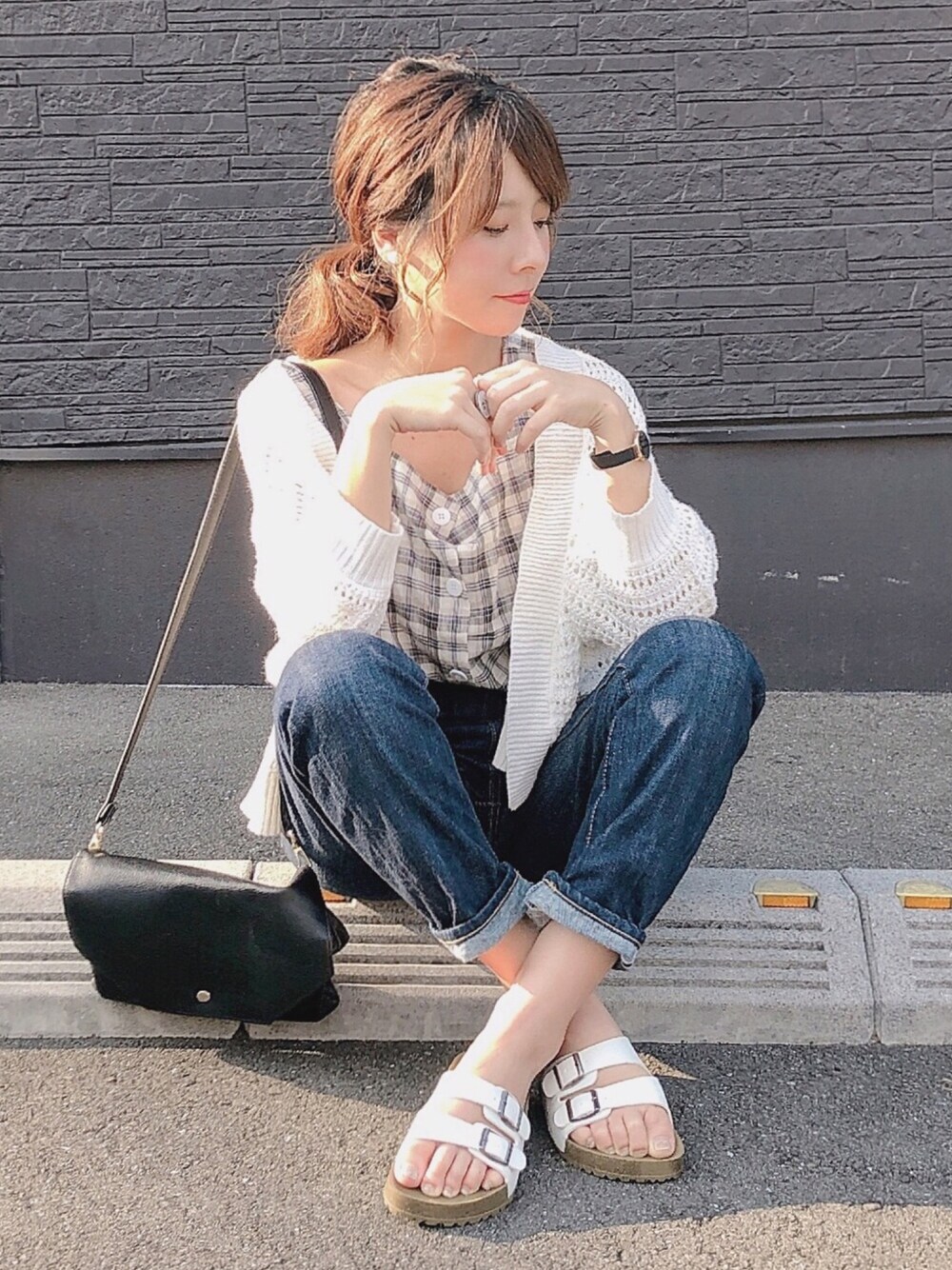 「夏、オトナ女子、リラックススタイル、デニム、オトナガーリー、スポーツサンダル、dholic、ディーホリック、チェック、キャミソール」｜「DHOLICのチェックスクエアネックスリーブレス（タンクトップ、ブルー系）」を使った、yumi.さん（レディース・151cm）の夏コーディネートの1枚目の写真