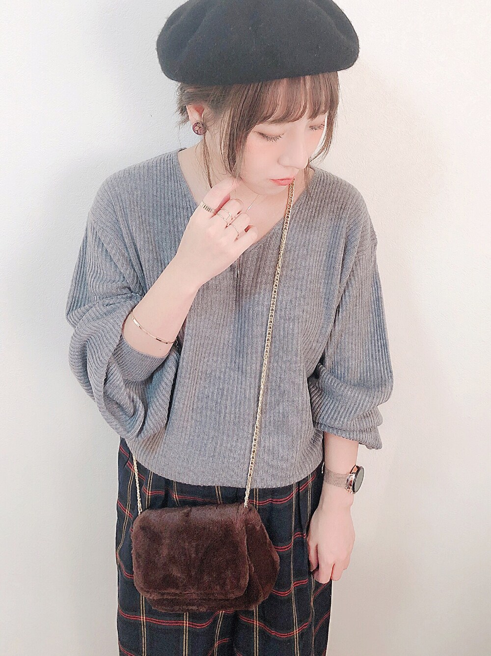 ブラウン系のショルダーバッグ、その他のその他パンツ、ゴールド系のデジタル腕時計を着用したレディースの秋コーディネートの1枚目の写真