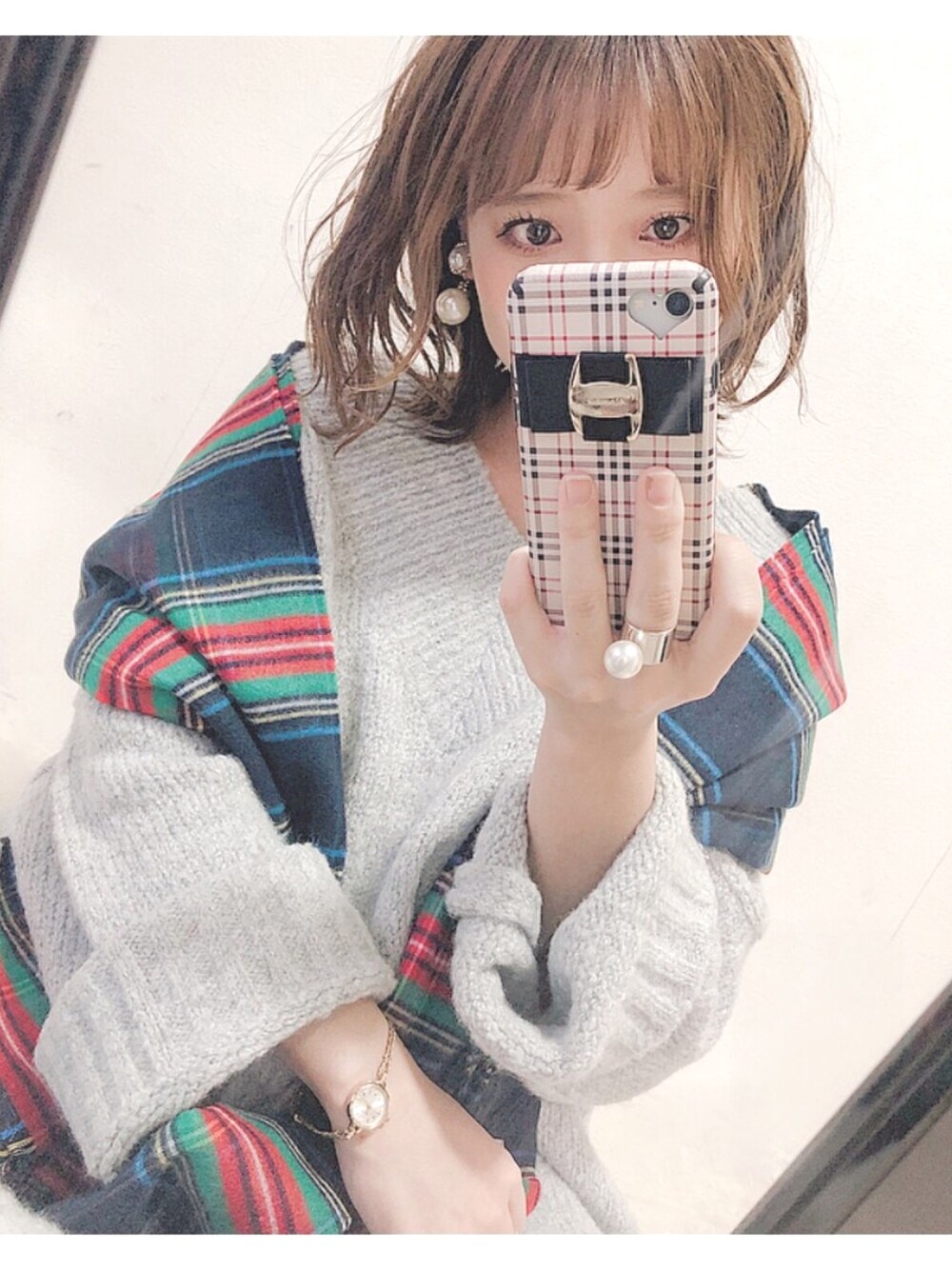 グレー系のワンピース、ブルー系のマフラー、ゴールド系のアナログ腕時計を着用したレディースの秋コーディネートの1枚目の写真