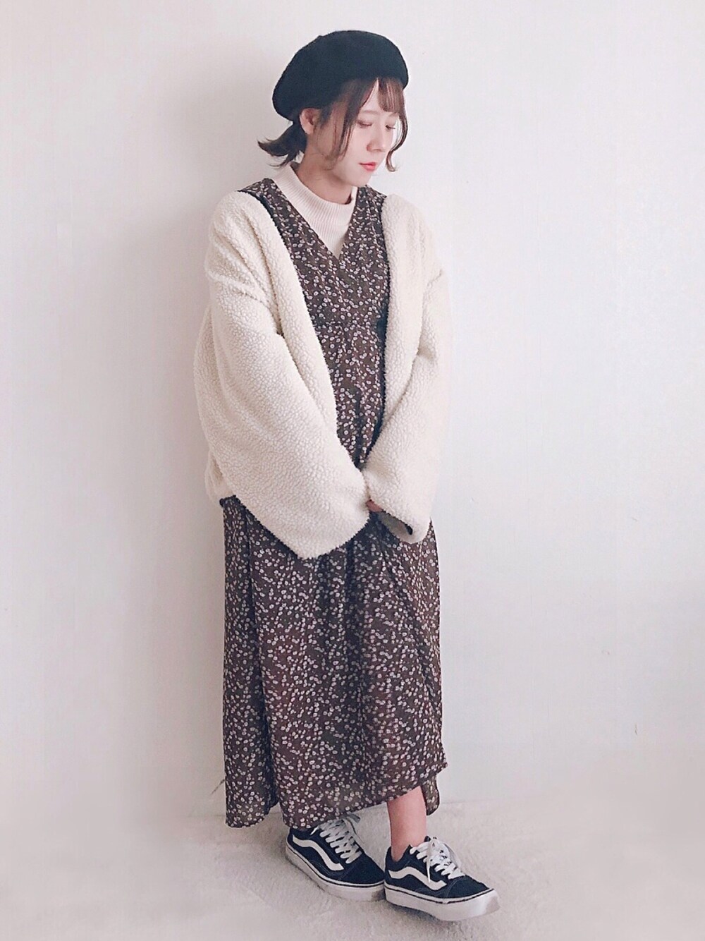 「大人カジュアル、オトナ女子、きれいめカジュアル、スニーカー、ゆるコーデ、ワンピース、花柄、タートルネック、Kastane、着回しコーデ」｜「Kastaneのリバーシブルボアブルゾン（ブルゾン、ホワイト系）」を使った、yumi.さん（レディース・151cm）の冬コーディネートの1枚目の写真