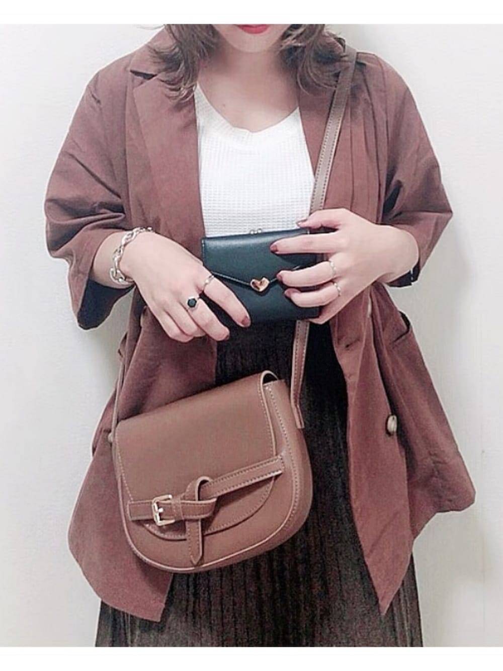 「シンプルコーデ、オトナカジュアル、秋のコーデ、オトナ女子、低身長、ママコーデ、ママファッション、ワントーンコーデ、ブラウン、ブラウンコーデ」｜「floristの【牛革】シンプルハートチャームミニウォレット（財布、ブラック系）」を使った、yumi.さん（レディース・151cm）の夏コーディネートの1枚目の写真