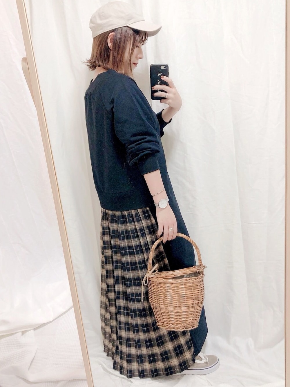 「大人トレンドカジュアル、秋のカフェオレコーデ、シンプルコーデ、オトナ女子、秋服、ラクチンコーデ、オトナカジュアル、秋色、低身長、チェック」｜「socollaの【socolla】バックプリーツワンピース（ワンピース、ブラック系）」を使った、yumi.さん（レディース・151cm）の秋コーディネートの1枚目の写真