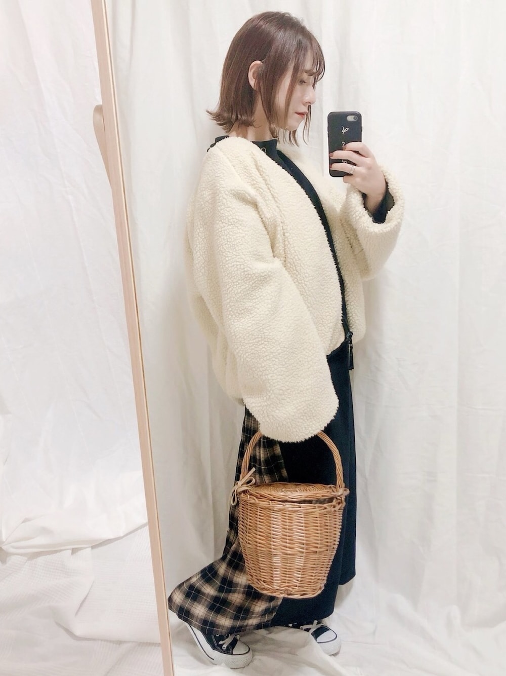 「秋のコーデ、カジュアルコーデ、ワンピース、チェック、ボア、ゆったりコーデ、ラフ、GRL、グレイル」｜「socollaの【socolla】バックプリーツワンピース（ワンピース、ブラック系）」を使った、yumi.さん（レディース・151cm）の秋コーディネートの1枚目の写真