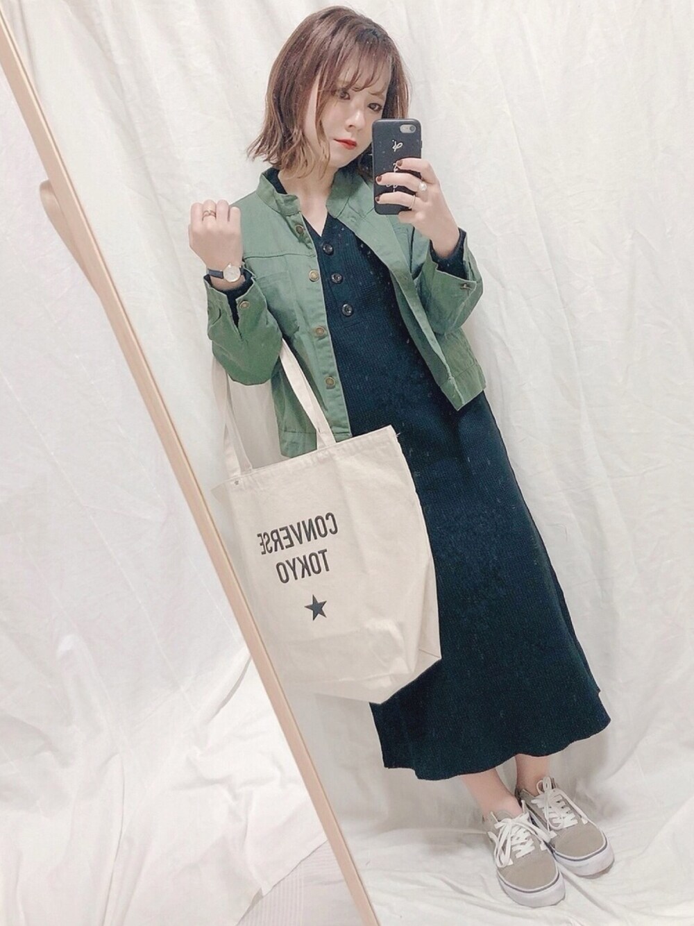 「カジュアルコーデ、シンプルコーデ、秋、スニーカーコーデ、休日スタイル、低身長コーデ、ワンピース、メンズライク、ママファッション、ママコーデ」｜「fifthのミリタリーノーカラージャケット（ミリタリージャケット、グリーン系）」を使った、yumi.さん（レディース・151cm）の秋コーディネートの1枚目の写真