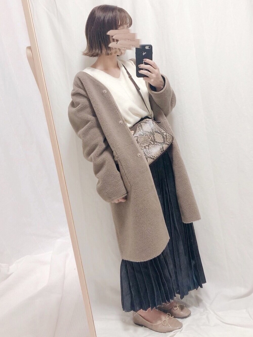 「シンプルコーデ、カジュアルコーデ、オーバーサイズ、低身長コーデ、大人カジュアル、冬コーデ、プリーツスカート、リバーシブル、ムートンコート、ボアジャケット」｜「SENSE OF PLACE by URBAN RESEARCHのヴィンテージライクミニショルダーバッグ（ショルダーバッグ、その他）」を使った、yumi.さん（レディース・151cm）の秋コーディネートの1枚目の写真