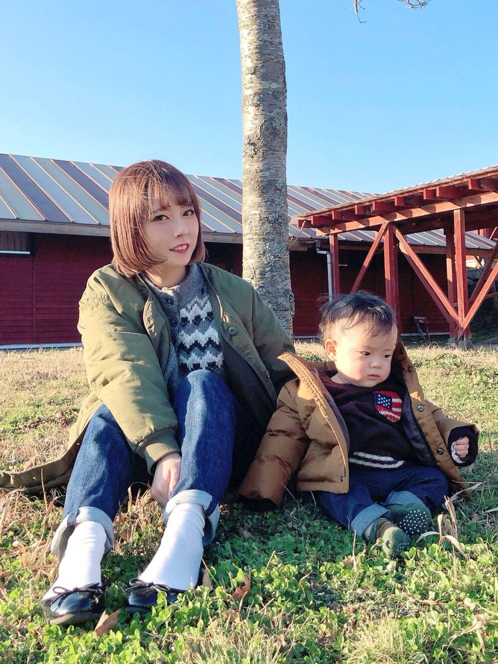 「冬のコーデ、休日スタイル、ゆるコーデ、シンプル、メンズライク、むすこーで、息子、男の子、ママコーデ」｜「earth music&ecologyのキルティングロングブルゾン ＊（ブルゾン、グリーン系）」を使った、yumi.さん（レディース・151cm）の冬コーディネートの1枚目の写真