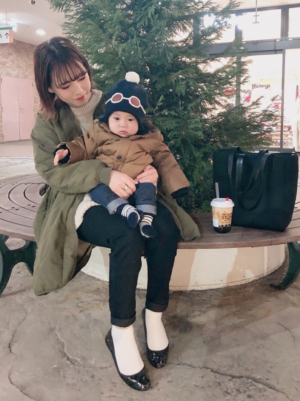 「大人カジュアル、冬アウター着回しチャレンジ、シンプルコーデ、キルティング、プチプラ、ゆるコーデ、ママコーデ、むすこーで、息子コーデ、男の子」｜「earth music&ecologyのキルティングロングブルゾン ＊（ブルゾン、グリーン系）」を使った、yumi.さん（レディース・151cm）の冬コーディネートの1枚目の写真